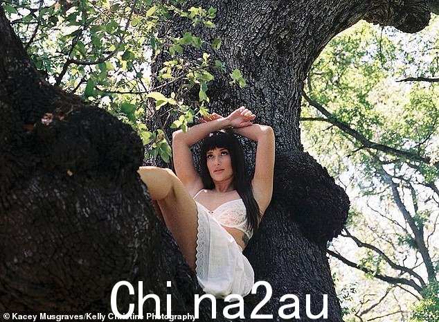 她摆出姿势,双臂放在脑后,长长的黑发垂下来,做成流苏造型