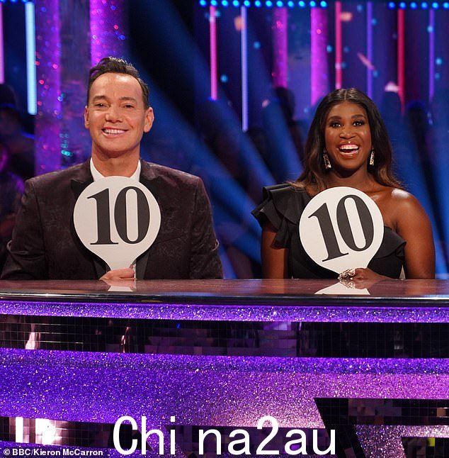 59 岁的克雷格·雷维尔·霍伍德 (Craig Revel Horwood) 和 43 岁的莫西·马布斯 (Motsi Mabuse) 在对乔瓦尼·佩尼斯 (Giovanni Pernice) 的“欺凌”丑闻保持沉默后,通过参加他的舞蹈课程来表达对他的支持
