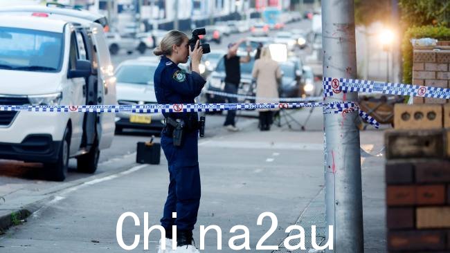 警察在现场,这名 21 岁的女子胸部被两刀刺伤。图片:Jonathan Ng/澳大利亚新闻集团