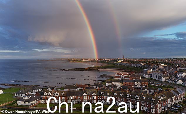 TYNEMOUTH:周日,彩虹出现在北部城镇上空。预计今天晚些时候该地区将有大雨,因为锋面向北推进
