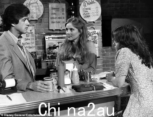Sheehan 在 1979 年至 1982 年间以 Joe Kelly 的身份出现在综合医院; 1981 年与 Robin Mattson 和 Louise Hoven 合影