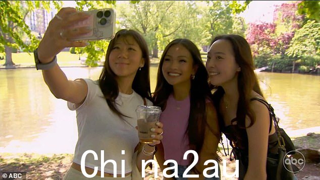 Jenn 与粉丝合影,他们钦佩她是单身汉系列历史上第一位亚裔美国主角