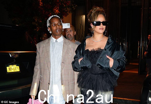 这对情侣现在有两个儿子:RZA,22 个月大,Riot,7 个月大; 10 月拍摄于纽约