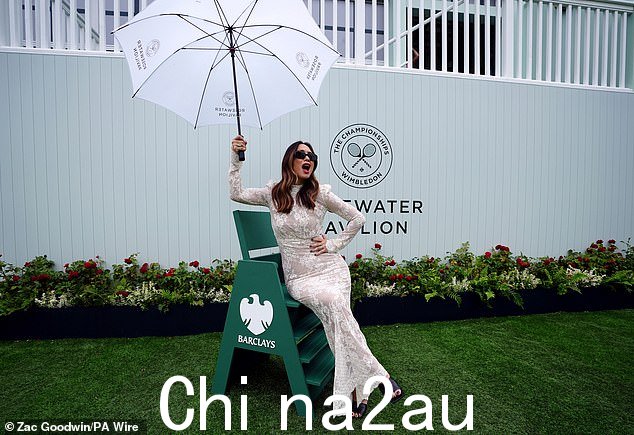 她搭配一双厚实的黑色高跟鞋和太阳镜,为自己的造型增添了前卫的气息,同时用光滑的红色唇膏融入流行色彩