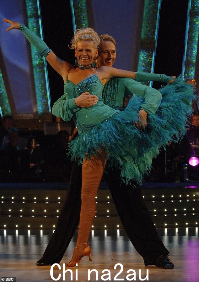 在《Strictly》中担任专业人士的六年期间,韦特先生曾与 Penny Lancaster、Zoe Ball(如图)和 Denise Lewis 等人一起跳舞,然后才转向衍生节目《It》 Takes Two