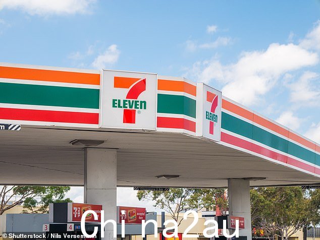 警方声称,该男子将车停在 7-11 服务站外后,孩子们被留在车内(图片)