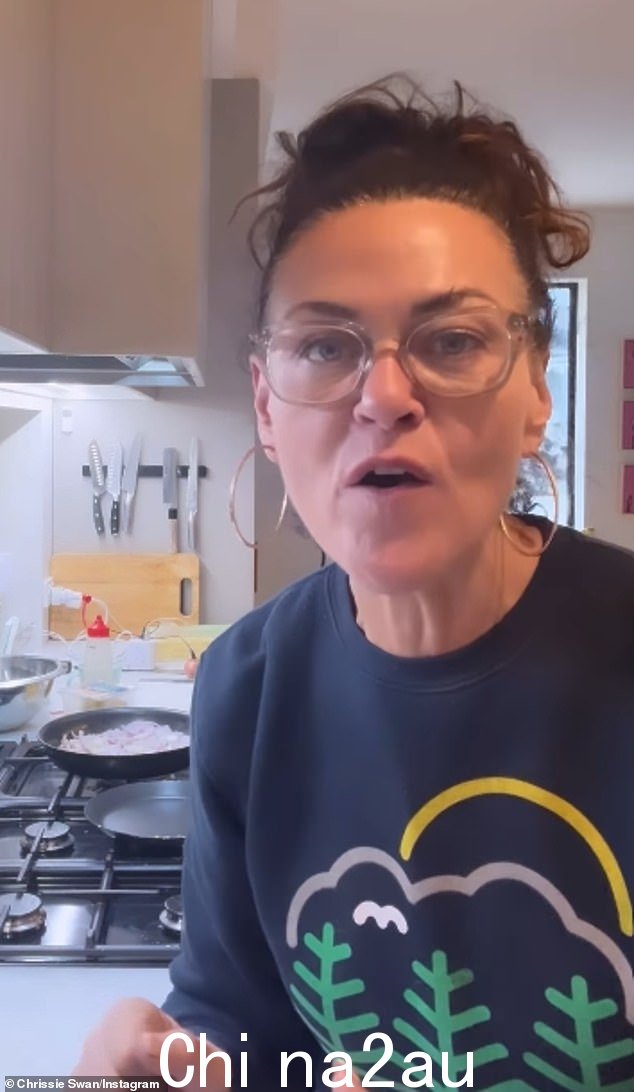 Chrissie Swan(如图)周二在社交媒体上分享了她对在最近的航班上享用“有史以来最糟糕的一餐”的厌恶感
