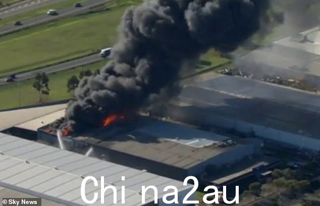建议该地区的人们呆在室内,因为浓烟可能会影响空气质量