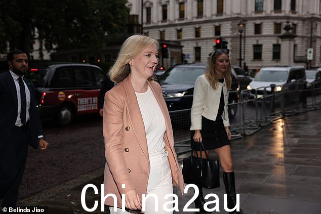 前首相、最近被罢免的西南诺福克议员利兹·特拉斯 (Liz Truss) 在昨天的花园派对上斥责了那些她认为破坏了她的首相职位的阴暗“建制派”人物” class=