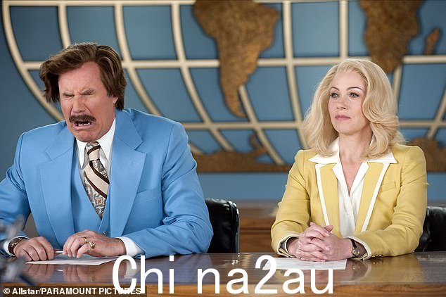 Ferrell 还赞扬了克里斯蒂娜·艾伯盖特在《主播》中对新闻主播维罗妮卡·科宁斯通的塑造(如图所示,《主播 2:传奇继续》)