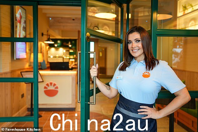 Kym Marsh 被拍到周二在曼彻斯特开设了一家新餐厅,就在几天前,她因透露自己正在与与儿子同龄的人约会而被迫为自己辩护
