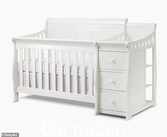 另一件商品是 Sorelle 的 Princeton Elite Panel 婴儿床和换尿布台,售价高达 529 美元
