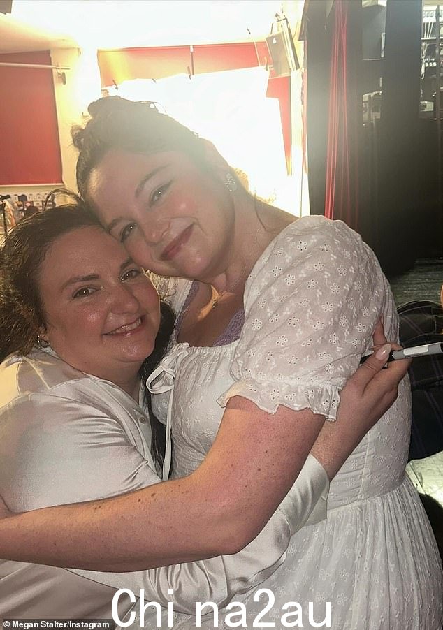 Lena Dunham(左)解释了为什么她在 10 集半自传喜剧剧集《Too Much》中选择了 Megan Stalter(右)而不是自己,该剧将于明年在 Netflix 首播” class=