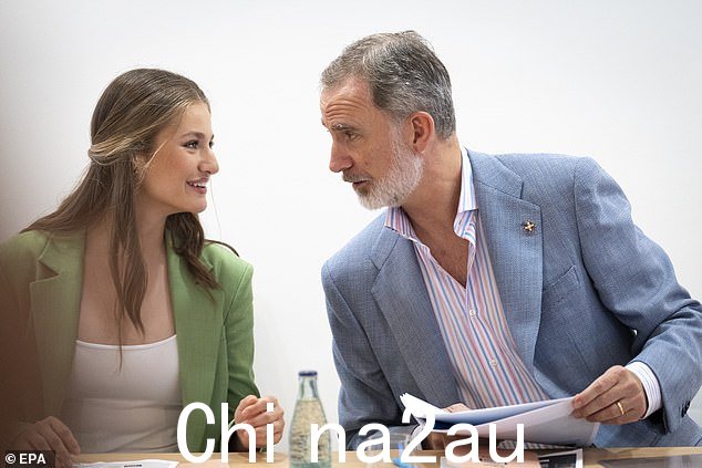 青少年咨询委员会会议期间父女共享甜蜜时刻