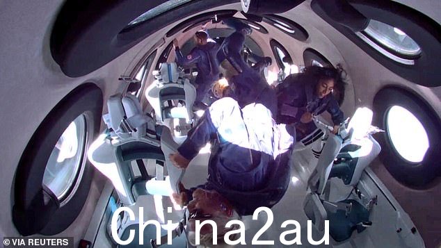 理查德·布兰森爵士在到达美国航天港上方的太空边缘后,在维珍银河的客运火箭飞机 VSS Unity 上零重力漂浮
