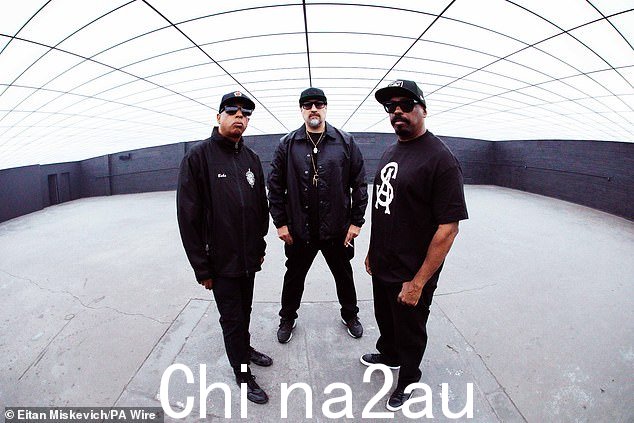 快进到今晚,这个笑话在皇家阿尔伯特音乐厅成为现实,粉丝们可以在那里观看加州乐队演奏他们 90 年代专辑《黑色星期日》中的歌曲