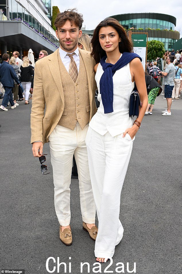 F1 明星皮埃尔·加斯利 (Pierre Gasly) 与女友弗朗西斯卡·戈麦斯 (Francisca Gomes) 在银石赛道度过一个愉快的周末后抵达