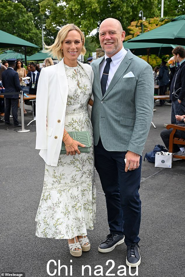 Zara Tindall 和丈夫 Mike 在观看网球比赛前进行了舒适的展示