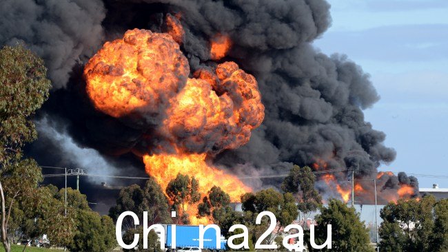 周三早上德里穆特工厂发生火灾后,爆发出巨大的火球。图片:NewsWire / Andrew Henshaw
