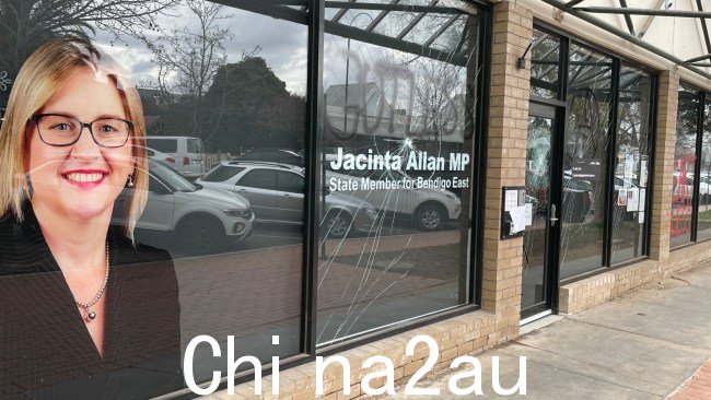 无胆量这个词写在她的选民办公室的 Jacinta Allan 名字上方。 图片:Gianni Francis