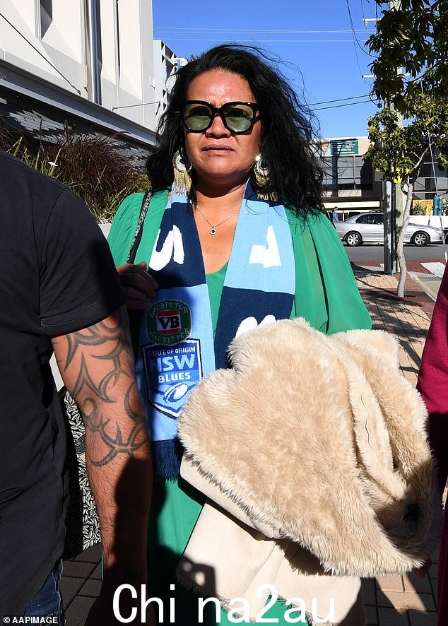 Payne Haas 的母亲 Uiatu 'Joan' Taufua(上一次出庭时拍摄)因三项过失杀人罪被下令出庭