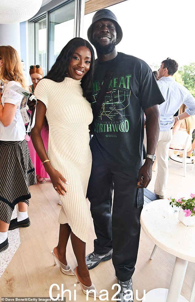 老大哥主持人 AJ,36 岁,当她与 Stormzy 聊天时,她穿着奶油色褶皱迷你连衣裙,看起来美极了