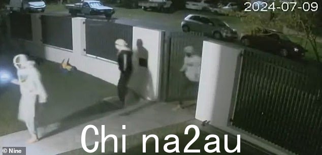 昆士兰警方发言人告诉《澳大利亚每日邮报》,“凌晨 1 点 30 分后不久,身份不明的罪犯进入一所房屋并试图找到车钥匙”