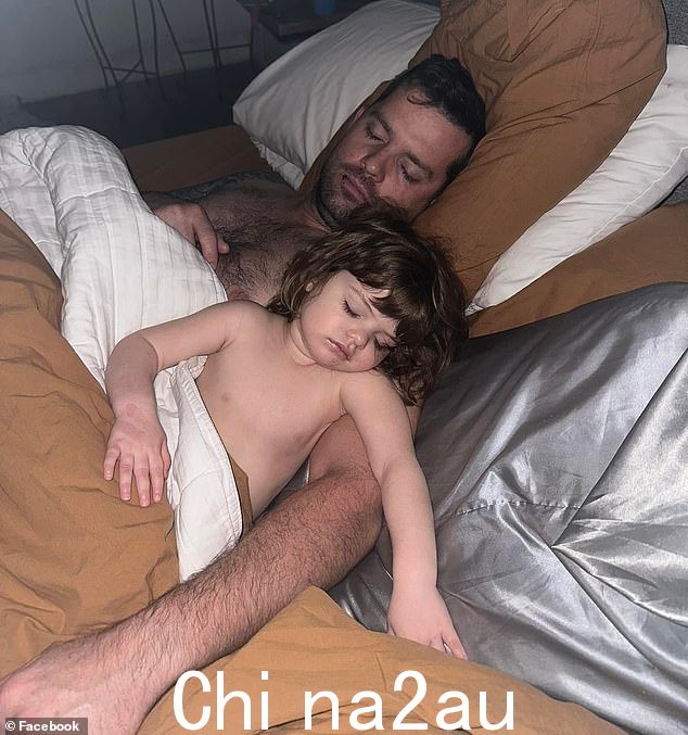 克里斯在网上发布了这个女孩的可爱照片,其中包括一张他妻子今年二月拍摄的他与小女孩依偎着睡着的照片