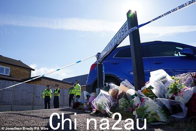 Ashlyn Close 现场的警察,三名受害者在据称使用十字弓的袭击中丧生