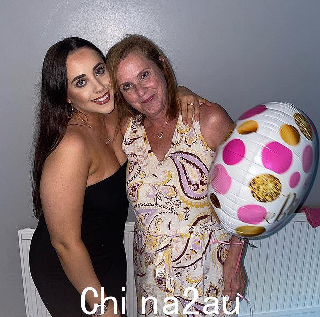 28 岁的汉娜·亨特 (Hannah Hunt) 和 61 岁的母亲卡罗尔·亨特 (Carol Hunt) 也被发现死在家中