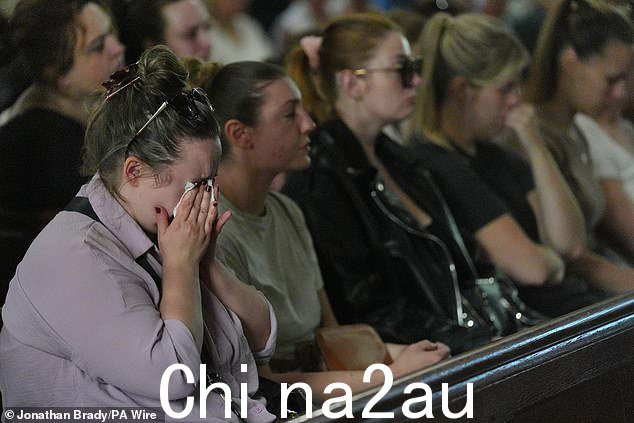 今天早上,一名公众在布希圣詹姆斯教堂为卡罗尔、汉娜和路易丝亨特守夜,擦干眼睛