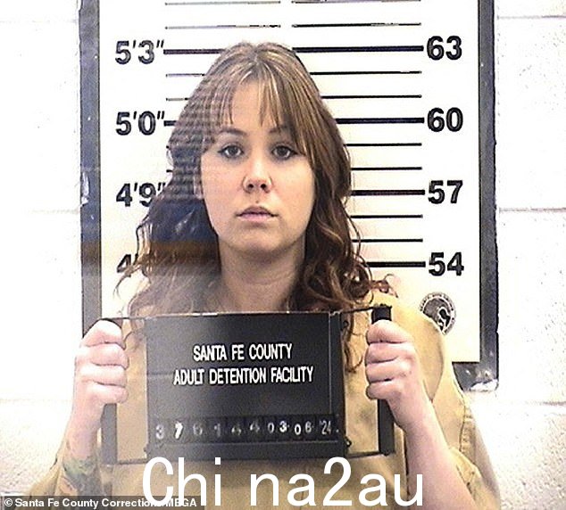 汉娜·古铁雷斯-里德 (Hannah Gutierrez-Reed) 被判过失杀人罪后摆出姿势拍照片