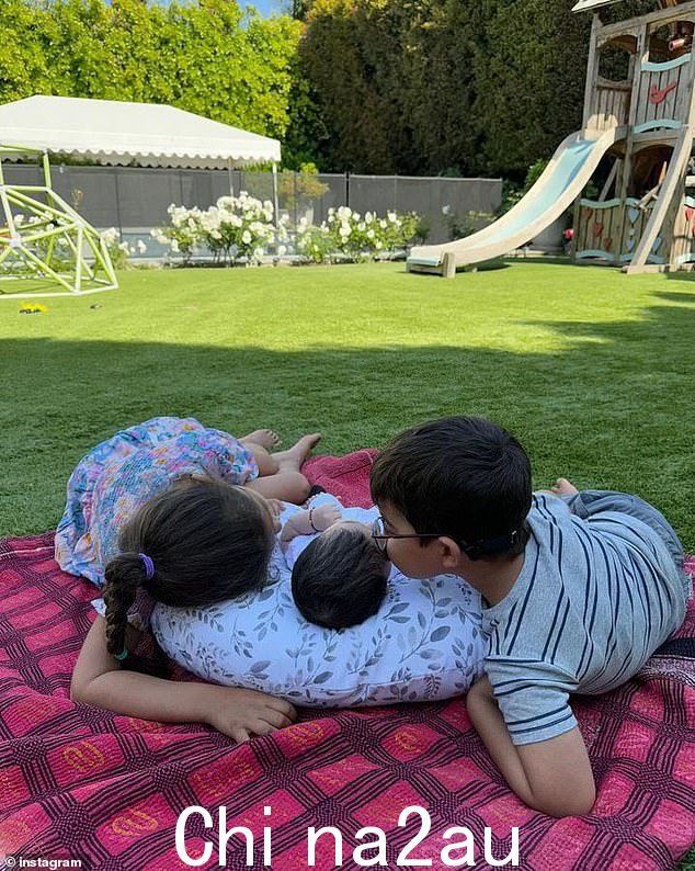 Kaling 在安妮 45 岁生日那天发布的 Instagram 帖子中宣布了安妮的到来。其中包括第一次看到新生儿和她的兄弟姐妹