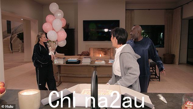 科勒带着鲜花和气球走进来