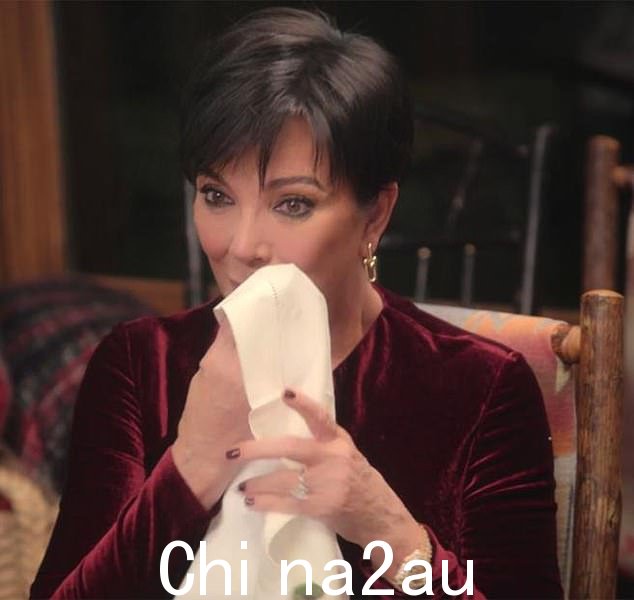 上周,当 Kris 将 Kim、Khloe 和 Kendall 聚集在一起,情绪激动地告诉三人在她的卵巢上发现了肿瘤时,人们看到她崩溃了