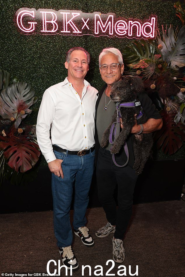 格雷格·洛加尼斯 (Greg Louganis) 周四罕见地带着他的狗出现在洛杉矶。 这位奥运金牌获得者出现在 GBK ESPY 预赛礼品套房中,查克·利德尔 (Chuck Liddell)、巴伦·戴维斯 (Baron Davis) 和罗德尼·皮特 (Rodney Peete) 都在这间礼堂里。看到了。与 GBK Brand Bar 创始人 Gavin Keilly 合影