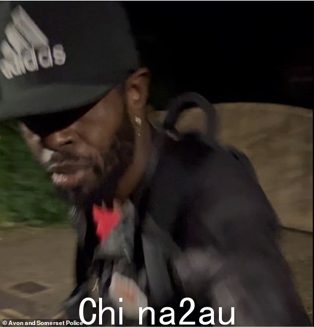 在克利夫顿吊桥上发现两个装有人体遗骸的手提箱后,一名警方想要与一名男子交谈的照片已被拍到