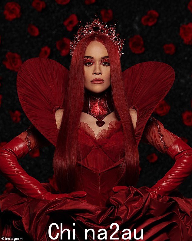 Rita 的造型灵感来自她在 Disney+ 电影《后裔:红色崛起》中扮演的红心皇后角色