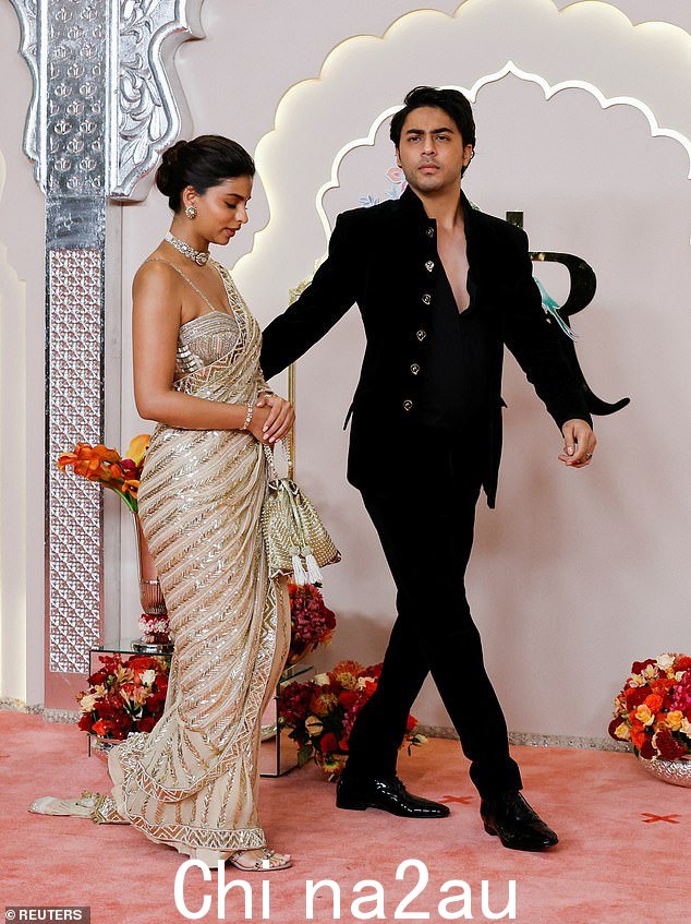 沙鲁克·汗 (Shah Rukh Khan) 的儿子雅利安·汗 (Aryan Khan) 和女儿苏哈娜·汗 (Suhana Khan) 也走过了粉色地毯。这对情侣穿着闪亮的金色礼服和全黑西装,看起来十分飘逸
