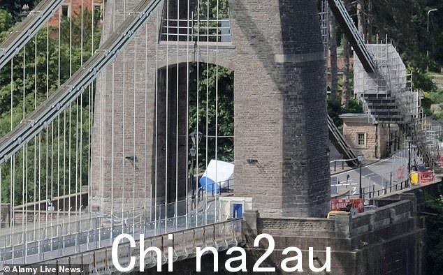周三中午 12 点前不久,警方接到报告称一名男子在布里斯托尔的克利夫顿吊桥(如图)表现可疑
