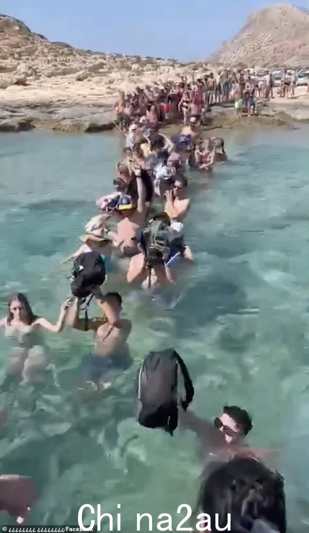 在视频中,可以听到一些人紧张地嘲笑这种情况,但据目击者称,许多乘客都太害怕了,甚至不敢尝试这项任务