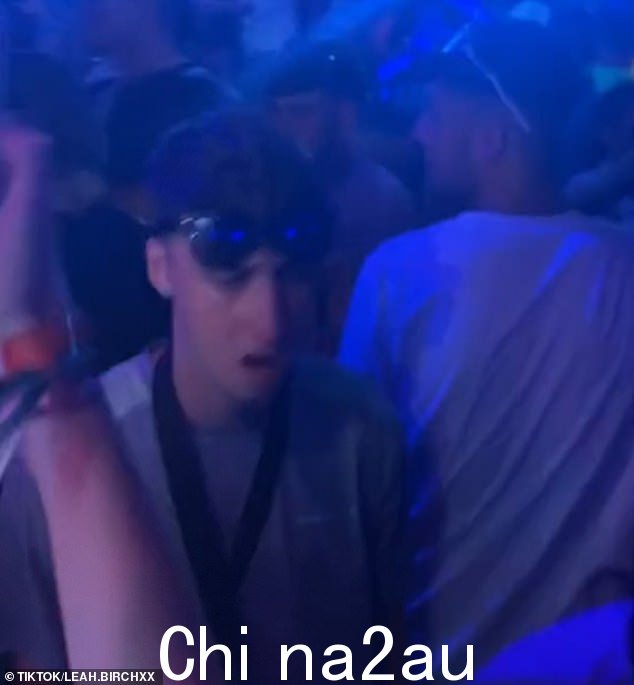 失踪前一天晚上在特内里费岛俱乐部拍到的少年