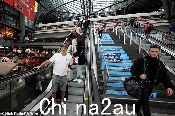 一名英格兰球迷抵达柏林中央火车站德国火车站。英格兰将于周日在 2024 年欧洲杯决赛中对阵西班牙。图片日期:2024 年 7 月 12 日星期五。请参阅 PA Story SOCCER England。限制:使用仅限编辑用途,未经权利持有人事先同意,不得用于商业用途。” height=