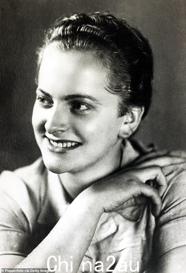 Irma Grese,1923年出生,德国集中营看守,也许是最臭名昭著的纳粹女战犯,曾在拉文斯布鲁克、奥斯威辛和贝尔根·贝尔森集中营犯下罪行,12月她因战争罪被绞死1945