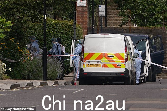 警察和法医人员,地址位于伦敦西部 Shepherd's Bush