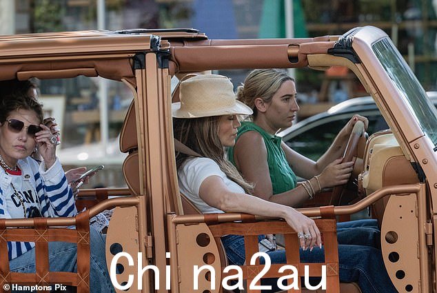JLo 和她的度假团队从汉普顿的家开车前往阿玛甘西特广场的农贸市场,然后前往该地区的其他一些商店