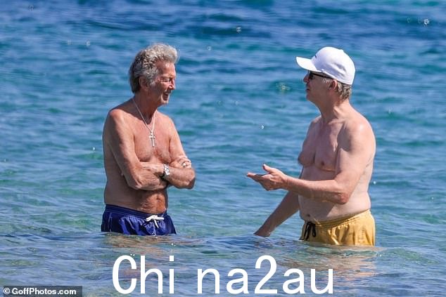 身价 4.5 亿英镑的巨星,79 岁,被誉为有史以来最伟大的吉他手之一,被发现在海里畅游