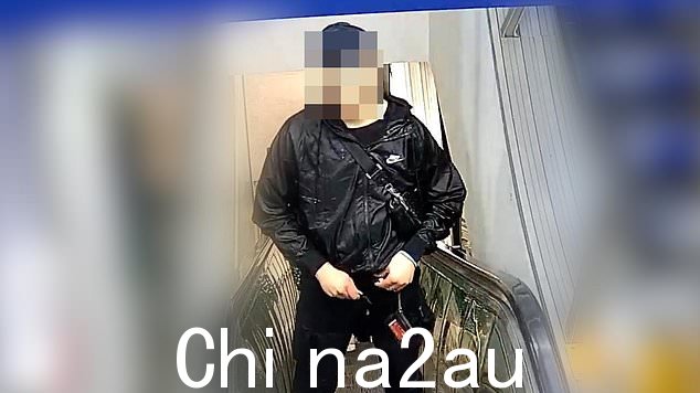 事件中的镜头显示该男子在离开商店时绑起裤子