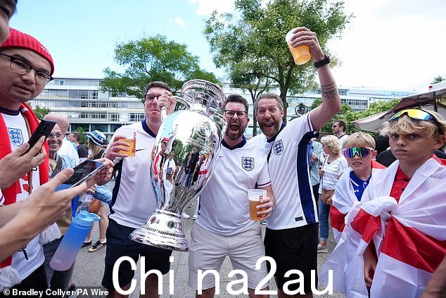 英格兰球迷手持 2020 年欧洲杯复制品奖杯,希望他们的球队能将其带回家