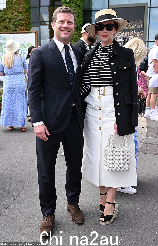 Dermot O'Leary 和 Dee Koppang 也参加了男子决赛